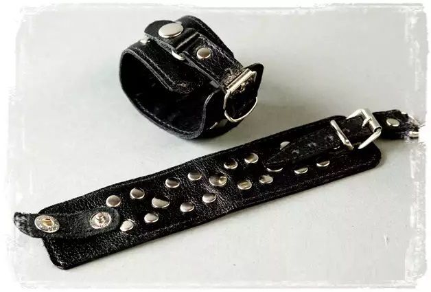 Декоративные наручники на кожаной подкладке - фото 195200