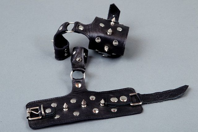 Наручники на кожаной подкладке, украшенные шипами - фото 129500 Наручники на кожаной подкладке, украшенные шипами - фото 129500