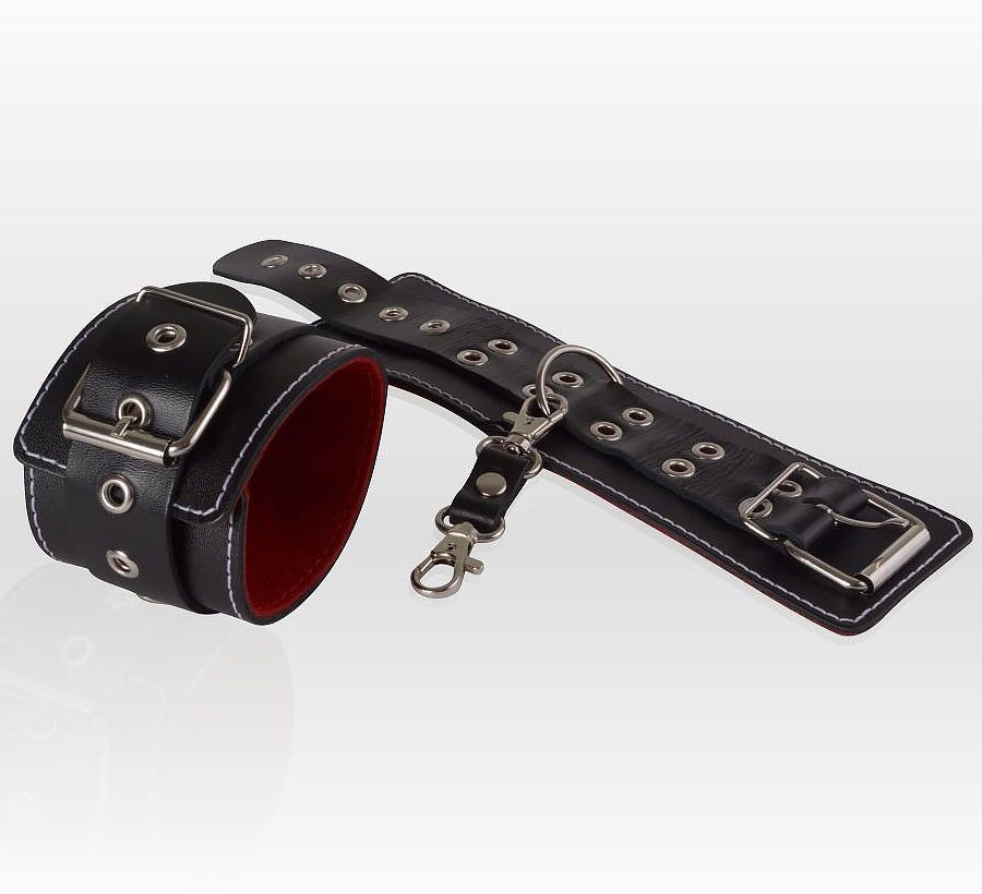 Чёрные кожаные наручники с контрастной строчкой и красной изнанкой - фото 176742