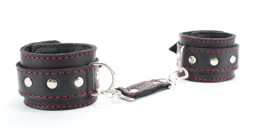 Черные наручники из натуральной кожи с красной строчкой - фото 177661