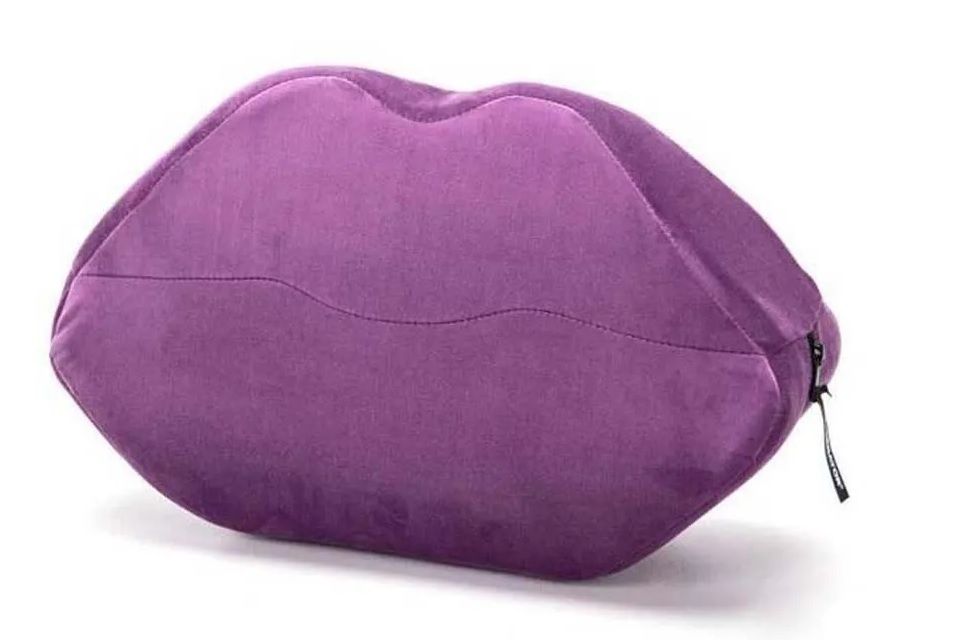 Фиолетовая микрофибровая подушка для любви Kiss Wedge - фото 302744