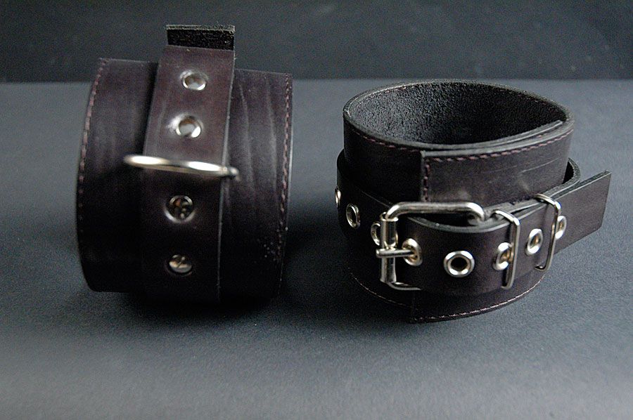 Оковы для ног с застежкой, ремешком и одним сварным кольцом - фото 135374