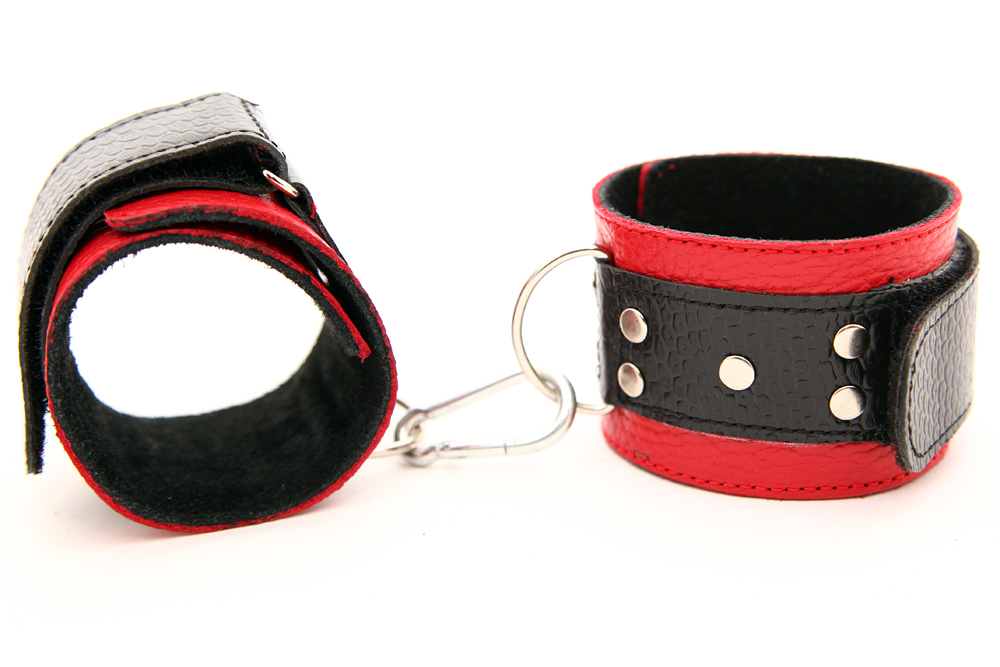 Красно-чёрные кожаные наручники - фото 309223