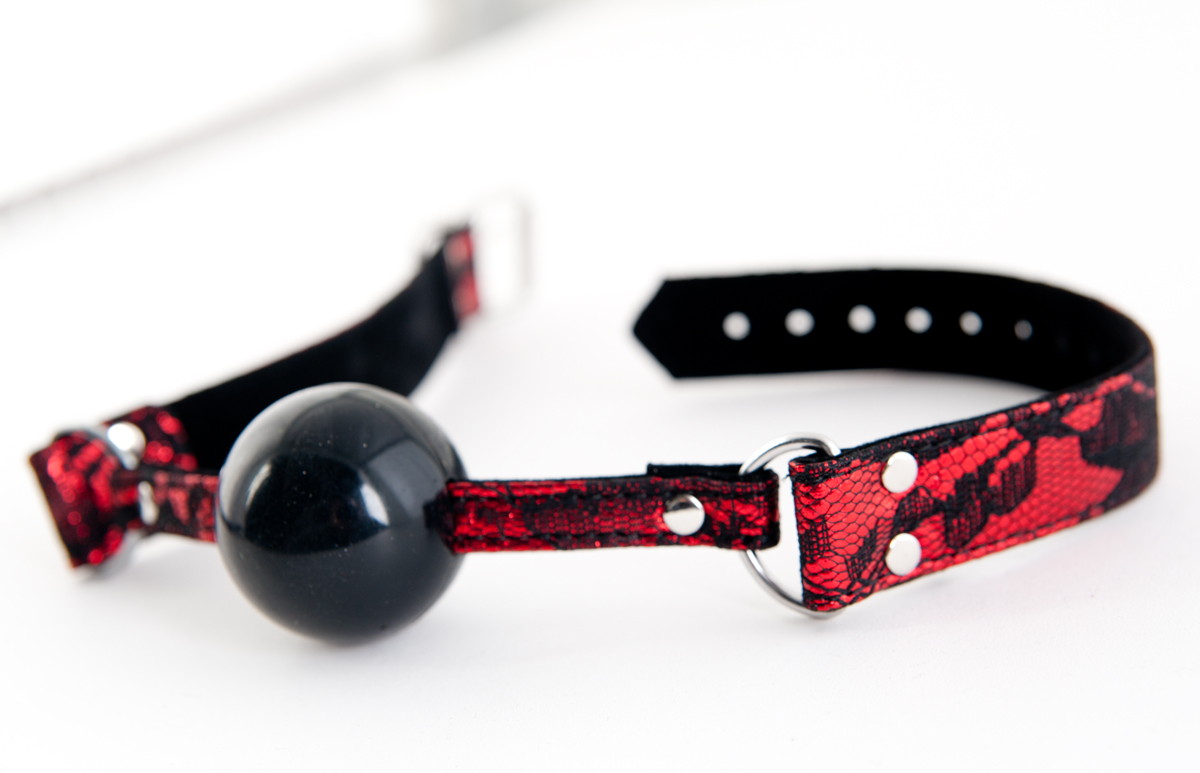 Чёрный кляп-шар с кружевным красным ремешком - фото 137508