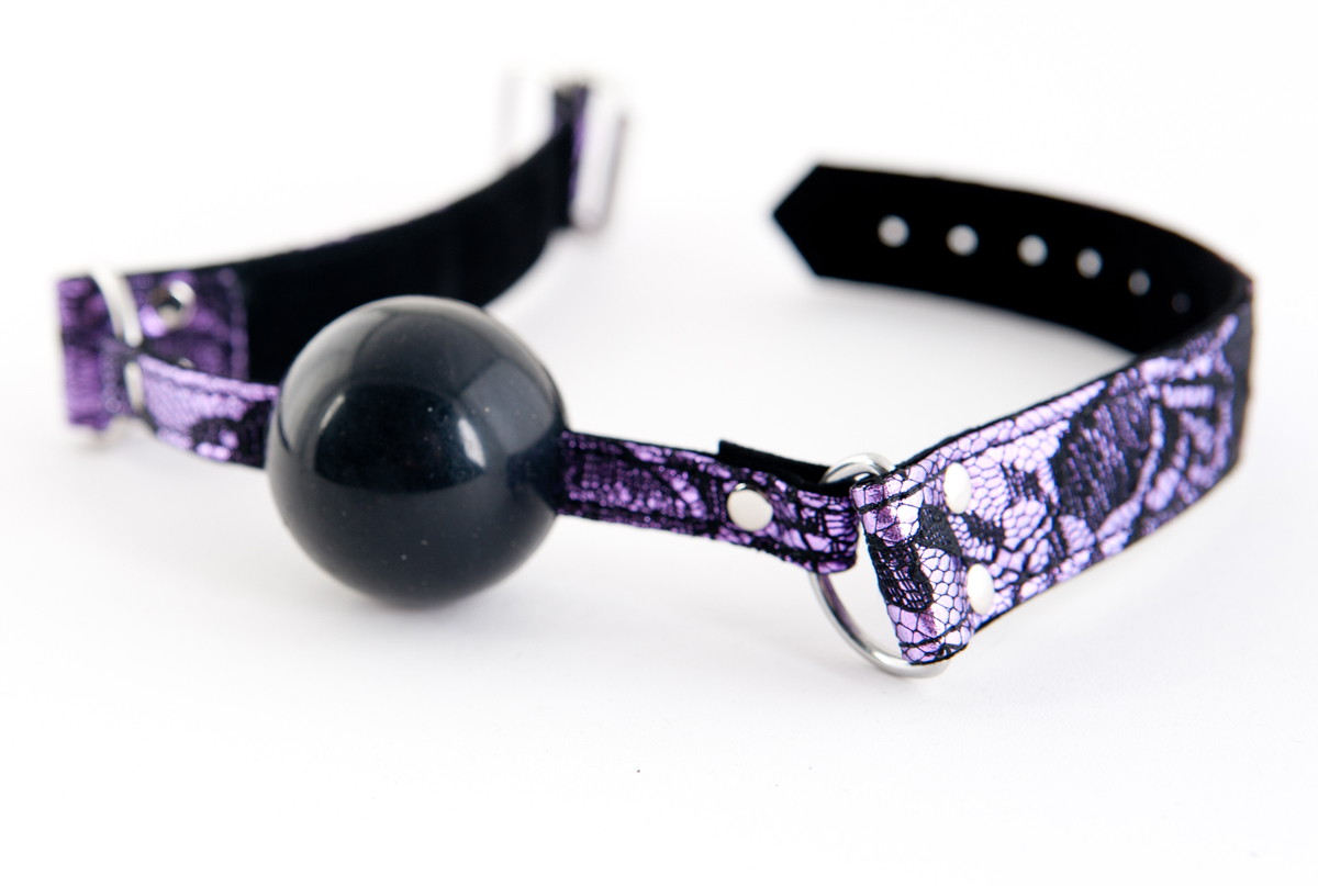 Кляп с кружевным пурпурным ремешком - фото 137527 Кляп с кружевным пурпурным ремешком - фото 137527