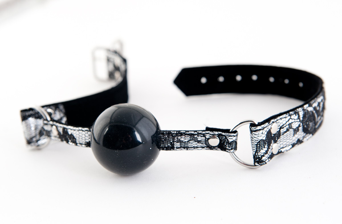 Кляп с кружевным серебристым ремешком - фото 137530