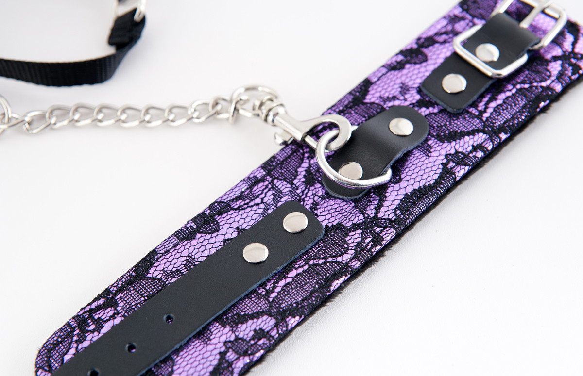 Пурпурный кружевной набор: ошейник и наручники - фото 137559