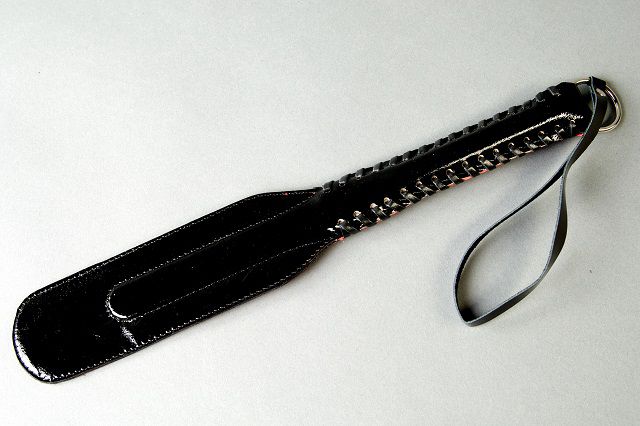 Двухцветная хлопушка из лакированной кожи - 33 см. - фото 137764