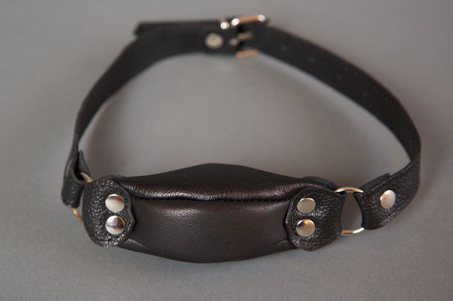 Чёрный кожаный кляп на ремешках - фото 137787 Чёрный кожаный кляп на ремешках - фото 137787