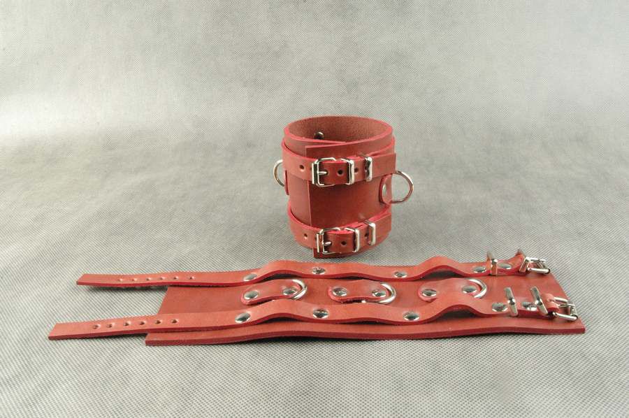 Широкие красные не подшитые наручники - фото 137810 Широкие красные не подшитые наручники - фото 137810