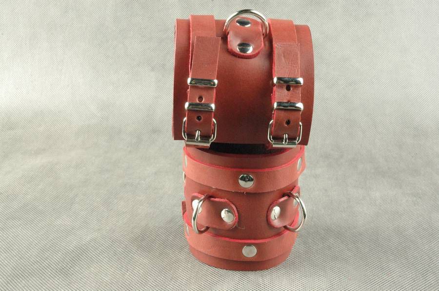 Широкие красные не подшитые наручники - фото 137813 Широкие красные не подшитые наручники - фото 137813