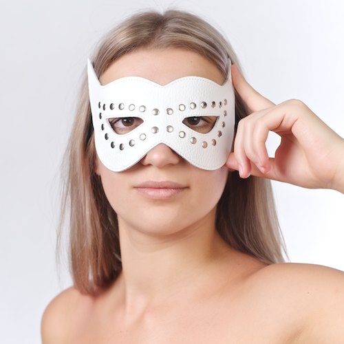 Белая маска на глаза с разрезами и заклепками 