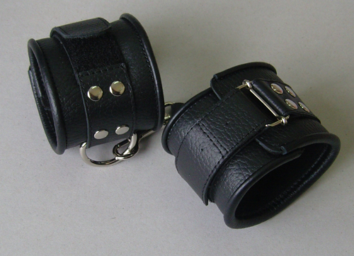 Чёрные кожаные наручники с ремешком с двумя карабинами - фото 140387