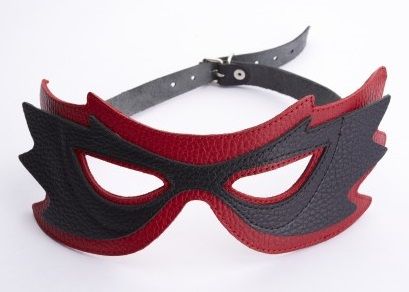 Чёрно-красная маска с прорезями для глаз - фото 140552
