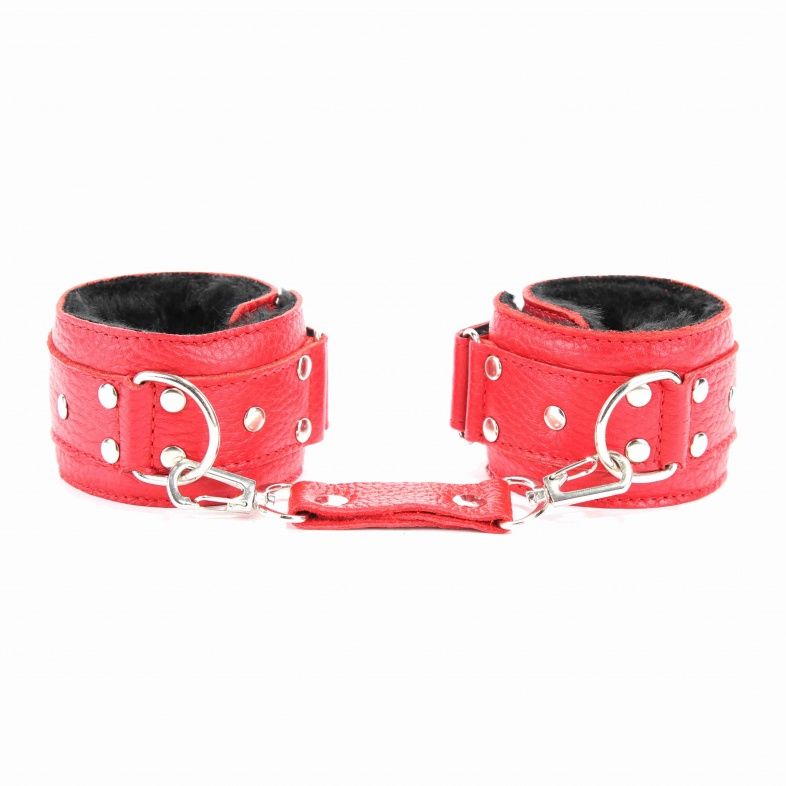 Красные кожаные наручники с меховым подкладом - фото 140726 Красные кожаные наручники с меховым подкладом - фото 140726