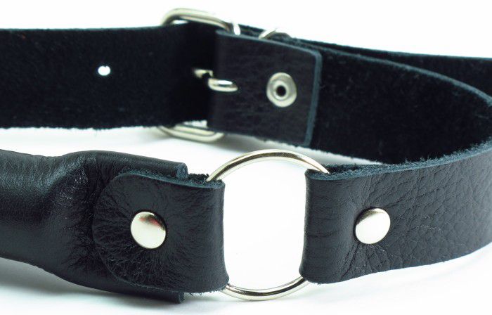 Черный кожаный кляп-трензель на кольцах - фото 144636