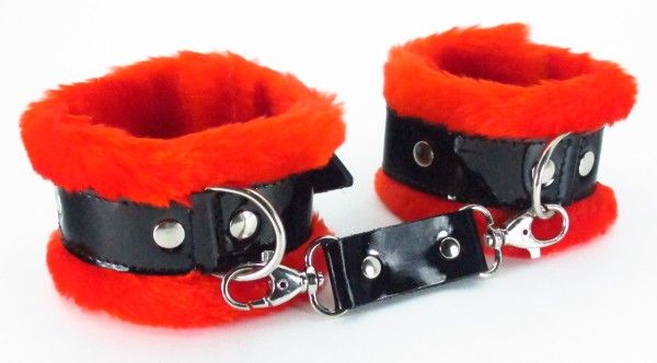 Красные меховые наручники с ремешками из лакированной кожи - фото 314925
