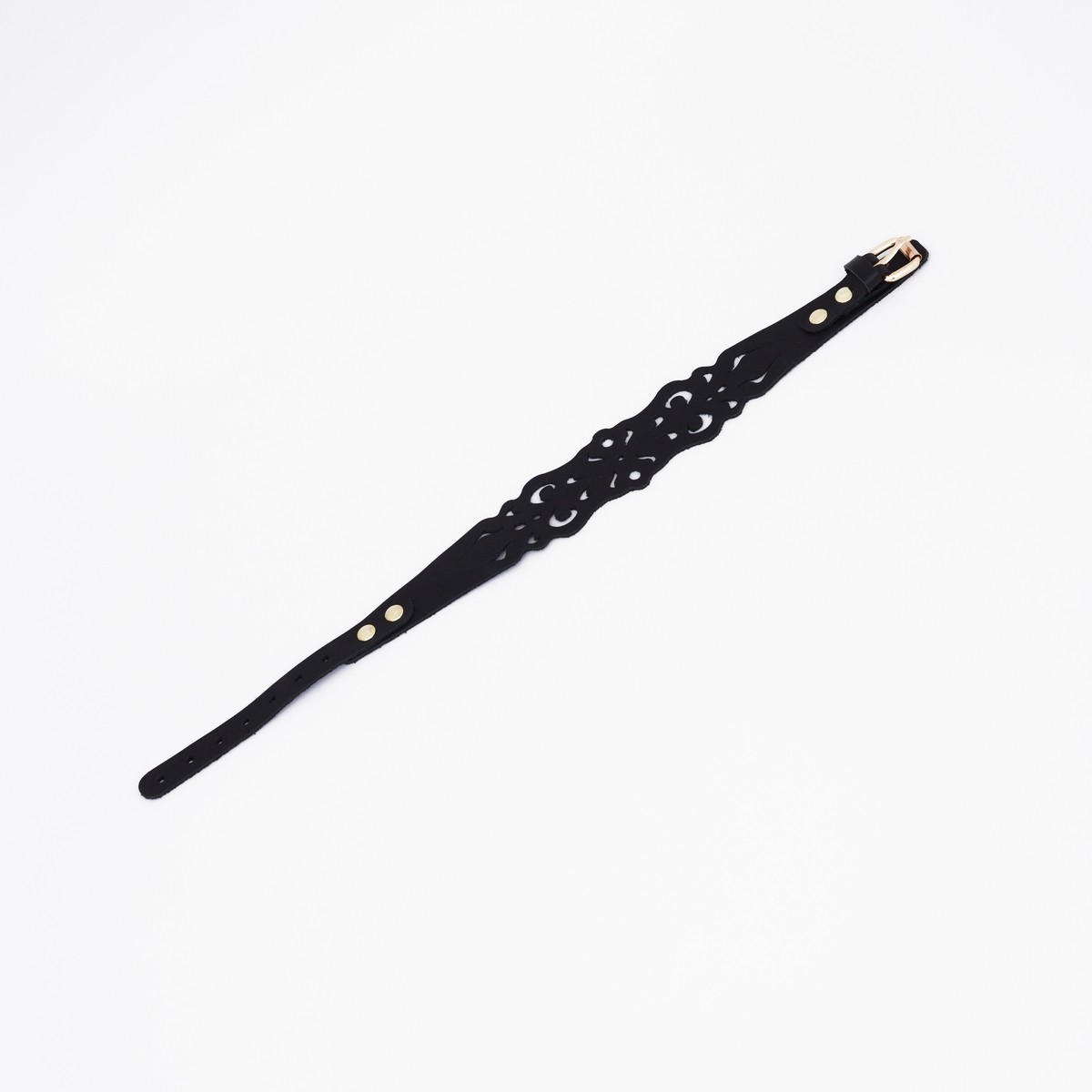 Черный ажурный чокер с золотистой фурнитурой 528835