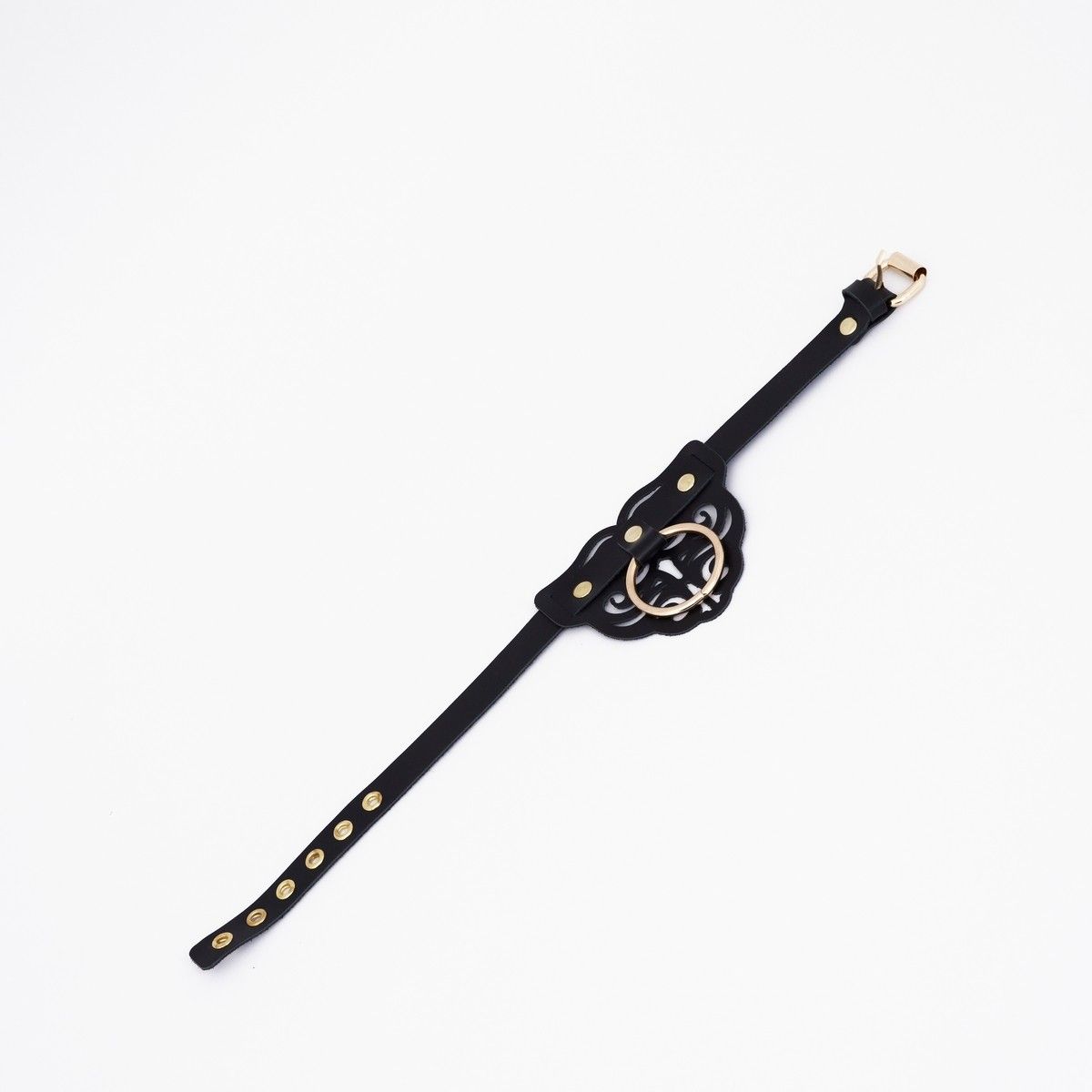 Черный чокер с клепками и золотистой фурнитурой 528836