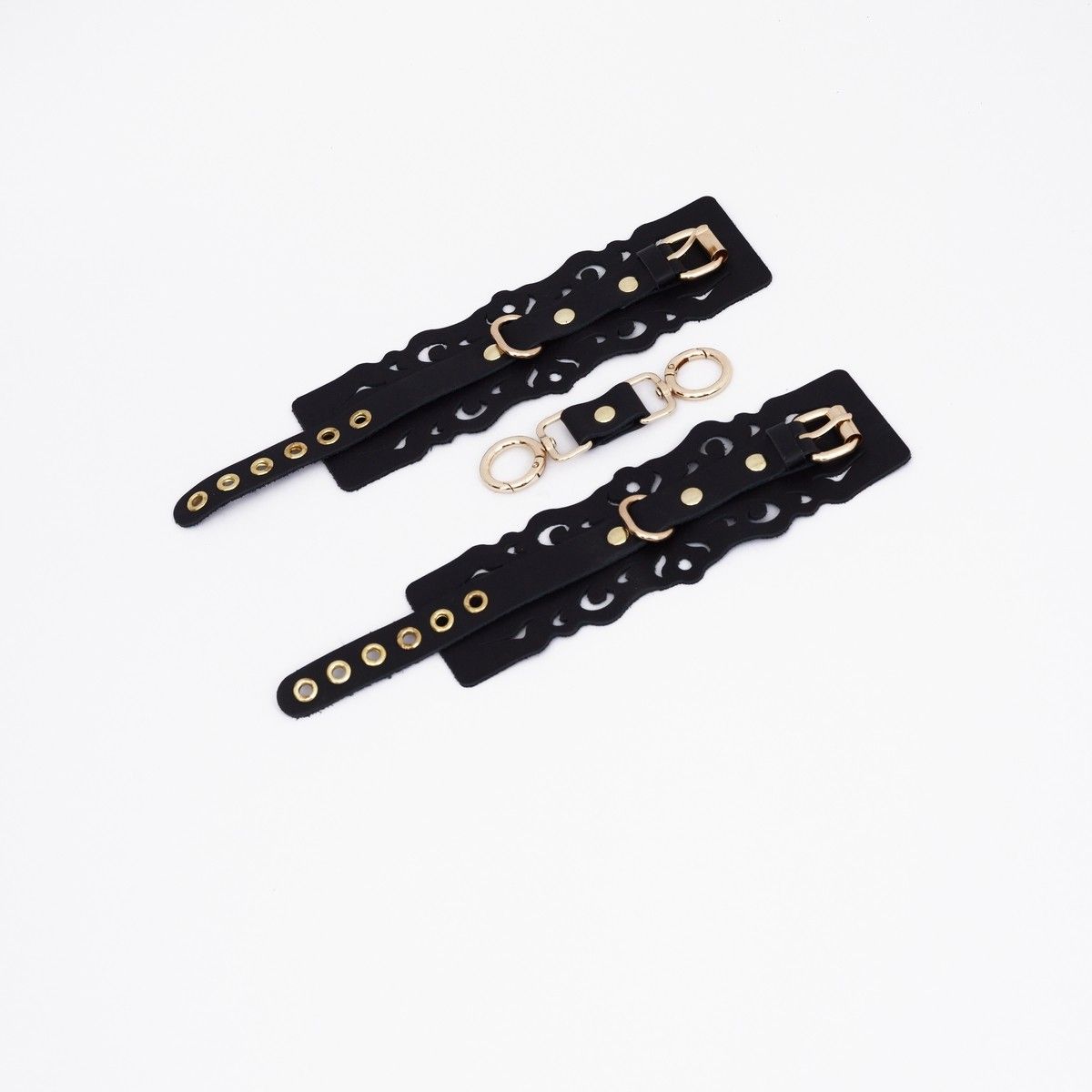 Черные кожаные наручники с узорами и золотистой фурнитурой 528838