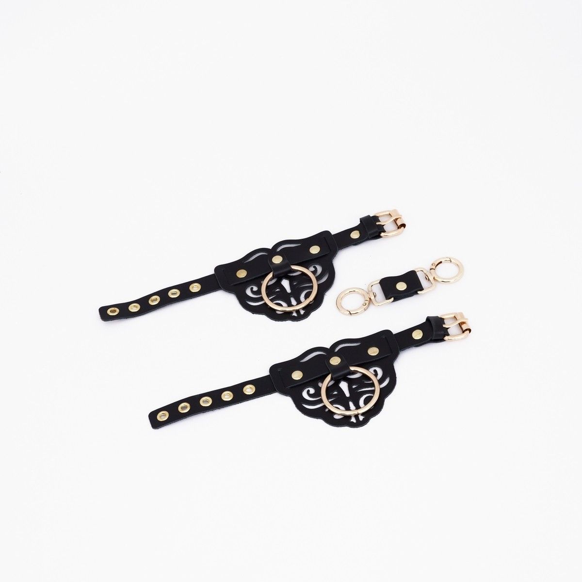 Черные кожаные наручники с клепками, кольцами и золотистой фурнитурой 528839