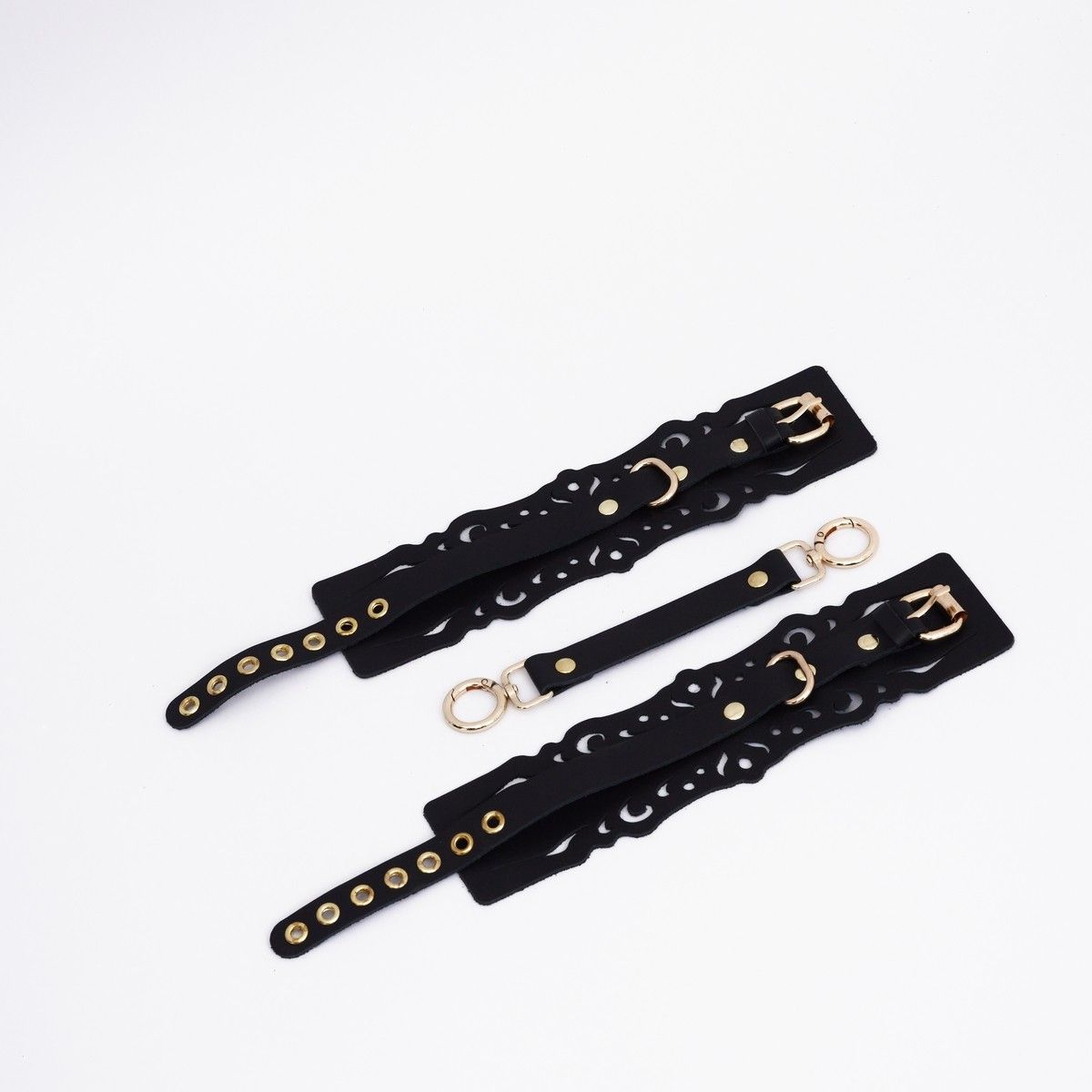 Черный кожаные оковы с узорами и золотистой фурнитурой 528842