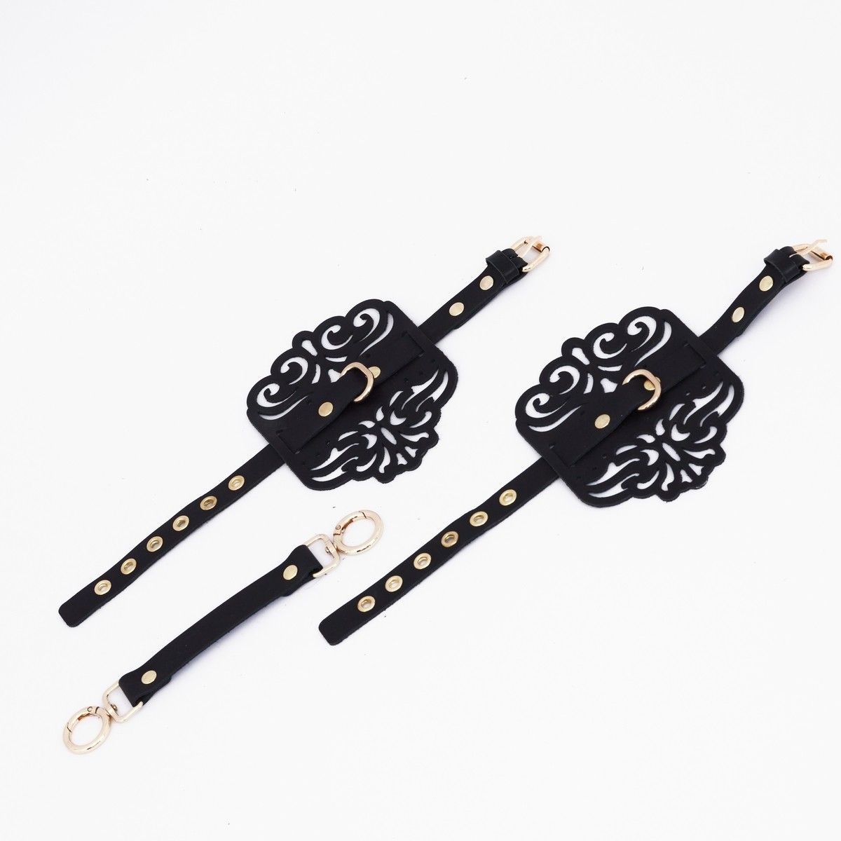 Черный фигурные оковы с золотистой фурнитурой 528843