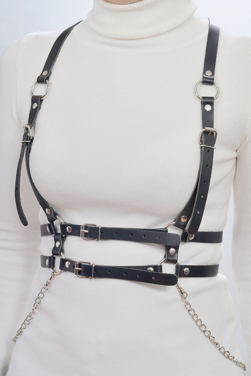 Чёрная кожаная портупея с цепочками на спинке и по бокам - фото 152630 Чёрная кожаная портупея с цепочками на спинке и по бокам - фото 152630