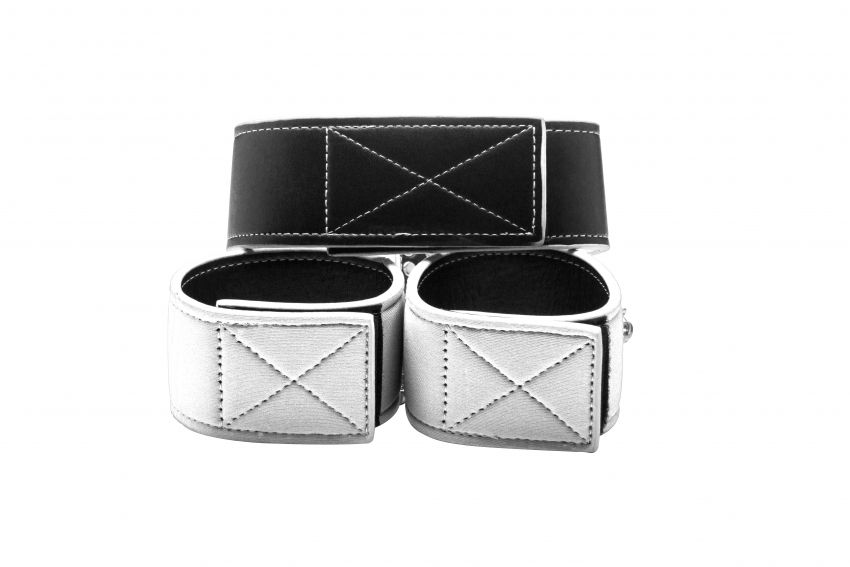 Чёрно-белый двусторонний ошейник с наручниками Reversible Collar and Wrist Cuffs - фото 153326 Чёрно-белый двусторонний ошейник с наручниками Reversible Collar and Wrist Cuffs - фото 153326
