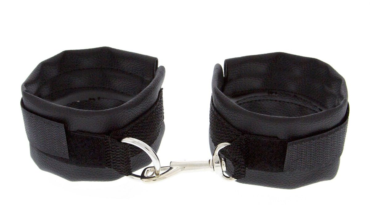 Чёрные полиуретановые наручники с карабином Beginners Wrist Restraints - фото 157049