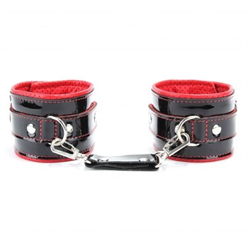 Чёрно-красные лаковые перфорированные наручники