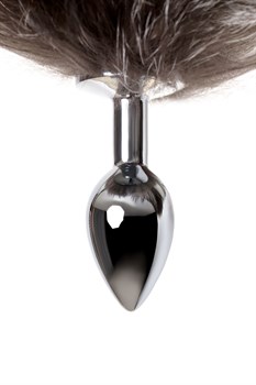 Серебристая металлическая анальная втулка с хвостом чернобурой лисы - размер M