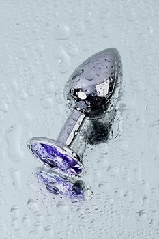 Серебристая конусовидная анальная пробка с фиолетовым кристаллом - 7 см. 