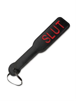 Черная шлёпалка с надписью Slut - 31,5 см.