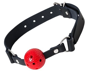 Красный кляп-шарик на черном регулируемом ремешке 