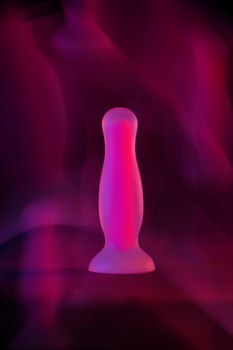 Розовая, светящаяся в темноте анальная втулка Cain Glow - 10 см.