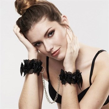 {{productViewItem.photos[photoViewList.activeNavIndex].Alt || productViewItem.photos[photoViewList.activeNavIndex].Description || 'Черные наручники FROU FROU с цепочкой'}}