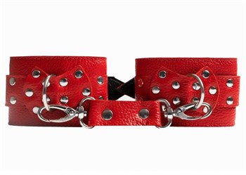 Красные наручники с фиксацией на двух карабинах