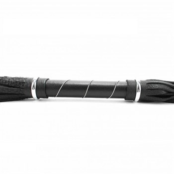 Чёрная кожаная плётка с белой строчкой на рукояти - 45 см.