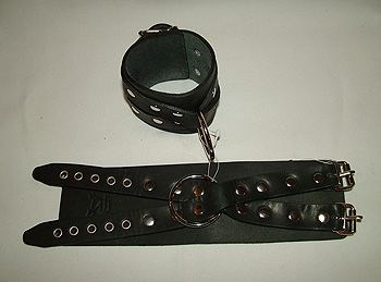 Чёрные кожаные наручники  Крест  без подкладки