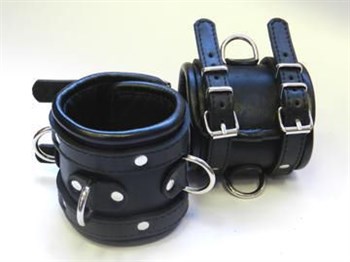 Широкие обернутые наручники из чёрной кожи