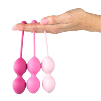 {{photo.Alt || photo.Description || 'Набор из 3 розовых вагинальных шариков FemmeFit Advanced Pelvic Muscle Training Set'}}