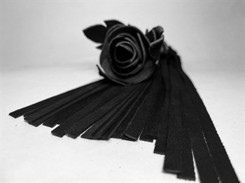 Черная замшевая плеть с лаковой розой в рукояти - 40 см.