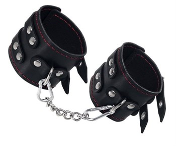 {{photo.Alt || photo.Description || 'Черные кожаные наручники с двумя ремнями и подкладкой'}}