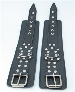 Чёрные наручники  из кожи с пряжкой 