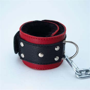 Красно-чёрные кожаные наручники с меховым подкладом
