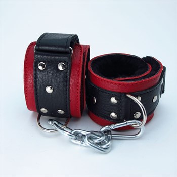 {{photo.Alt || photo.Description || 'Красно-чёрные кожаные наручники с меховым подкладом'}}