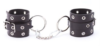 Черные кожаные наручники с люверсами