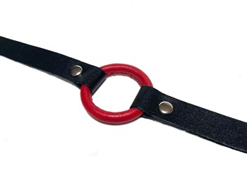 Красный кляп-кольцо на черных кожаных ремешках