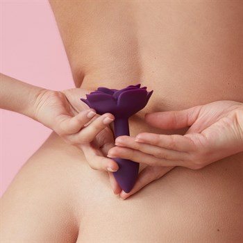 Фиолетовая анальная пробка с ограничителем-розой Open Rose Size S Butt Plug